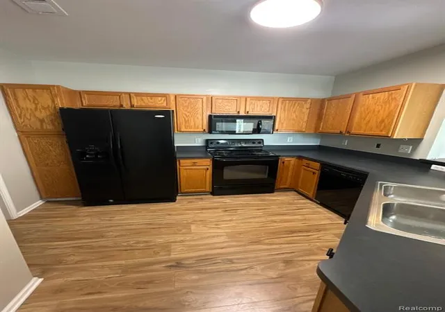 Homes for sale in Clinton Township, MI | 15269 Yale Dr, Clinton Township, MI 48038