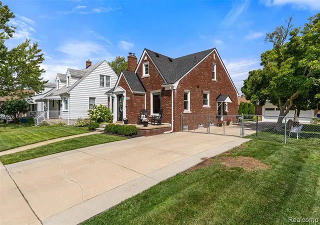 Photo 3 of Sale Pending at 2071 10Th St, Wyandotte, MI 48192 3807 | MLS# 61024066 | Listing updated on 2026-08-30