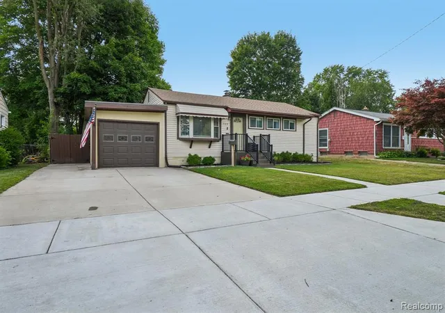 2nd image of 729 Woodbine Dr, Fenton, MI 48430 1422 | MLS# 61022448