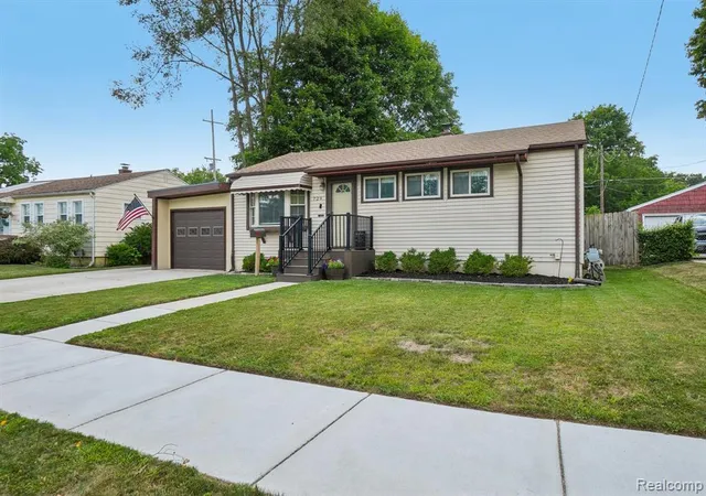 Photo 3 of Sale Pending at 729 Woodbine Dr, Fenton, MI 48430 1422 | MLS# 61022448 | Listing updated on 2026-08-25