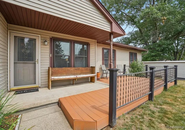 Photo 1 of Sale Pending at 7812 Oakland Pl, Waterford, MI 48327 | MLS# 61020773 | Listing updated on 2026-09-04
