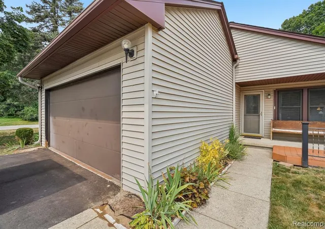 Photo 2 of Sale Pending at 7812 Oakland Pl, Waterford, MI 48327 | MLS# 61020773 | Listing updated on 2026-09-04