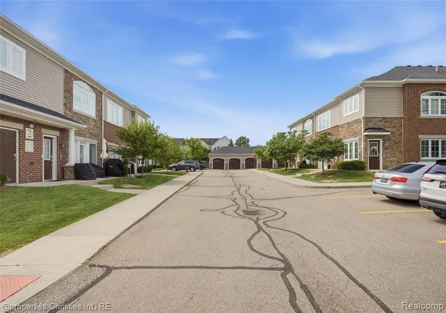 Homes for sale in Ann Arbor, MI | 5530 Arbor Chase Drive, Ann Arbor, MI 48103 | Houzeo
