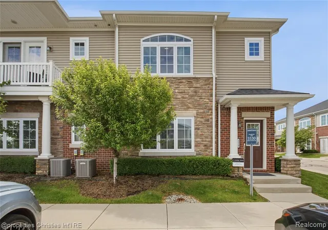 Homes for sale in Ann Arbor, MI | 5530 Arbor Chase Drive, Ann Arbor, MI 48103 | Houzeo