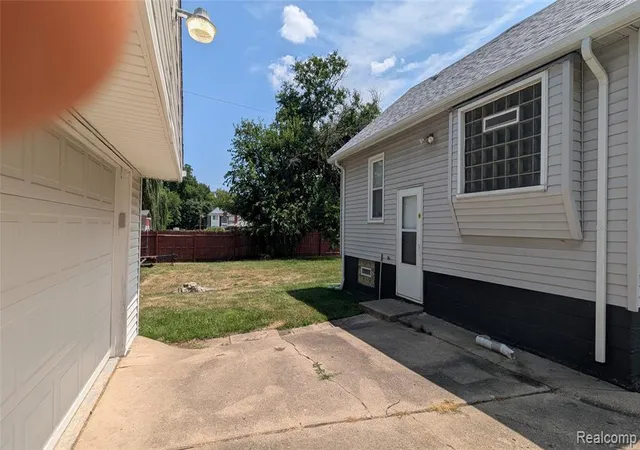 Photo 3 of Single family home for sale at 463 Raeburn St, Pontiac, MI 48342 3443 | MLS# 61014777 | Listing updated on 2026-08-31