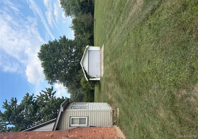 3rd image of 6580 Norton Dr, Troy, MI 48085 1632 | MLS# 61023431