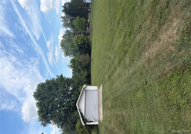 4th image of 6580 Norton Dr, Troy, MI 48085 1632 | MLS# 61023431