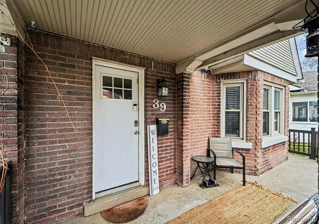 Photo 3 of Single family home for sale at 39 Neome Dr, Pontiac, MI 48341 1133 | MLS# 60978365 | Listing updated on 2026-08-25