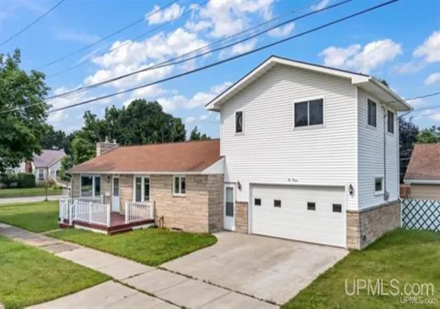 Photo 3 of Sale Pending at 1020 S 18th Street, Escanaba, MI 49829 | MLS# 50199195 | Listing updated on 2026-09-08