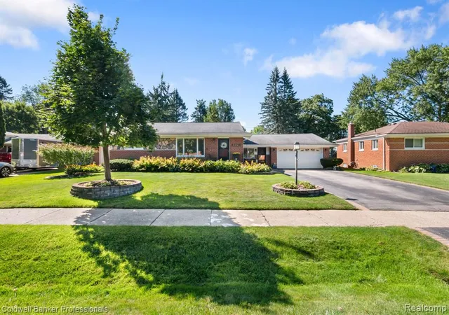 Photo 2 of Sale Pending at 3557 Baybrook Dr, Waterford, MI 48329 3901 | MLS# 61024313 | Listing updated on 2026-09-03
