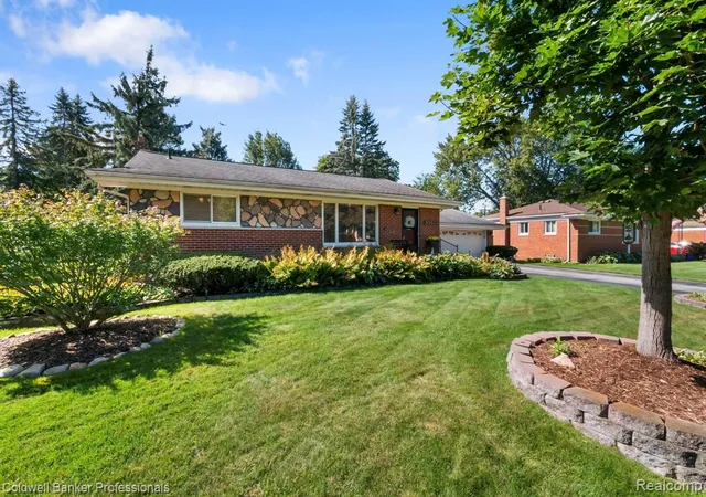 Photo 2 of Sale Pending at 3557 Baybrook Dr, Waterford, MI 48329 3901 | MLS# 61024313 | Listing updated on 2026-09-03