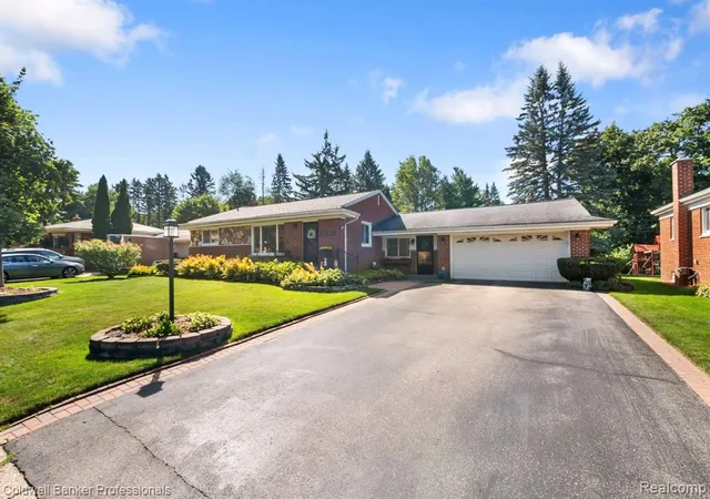 Photo 3 of Sale Pending at 3557 Baybrook Dr, Waterford, MI 48329 3901 | MLS# 61024313 | Listing updated on 2026-09-03