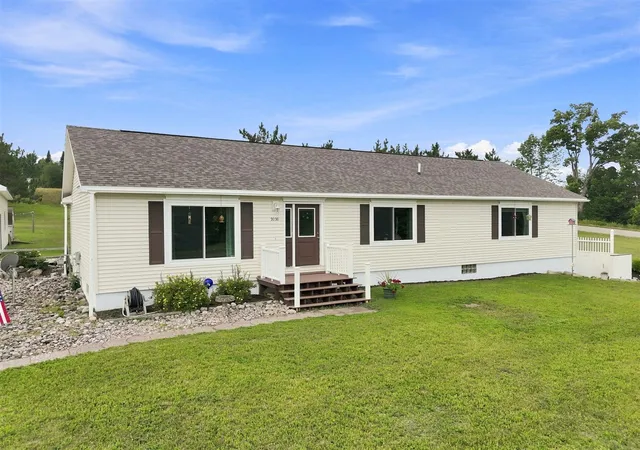 Photo 4 of Single family home for sale at 2020 Lakeview Ln, Alanson, MI 49706 | MLS# 70555591 | Listing updated on 2026-09-21