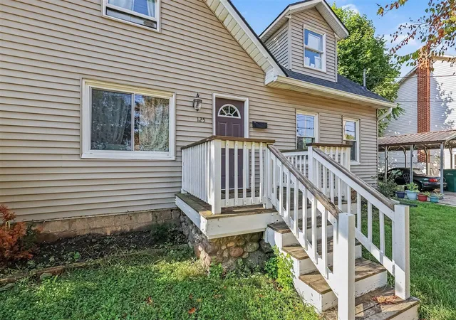 Photo 4 of Single family home for sale at 125 W Randolph St, Lansing, MI 48906 | MLS# 70554815 | Listing updated on 2026-10-15