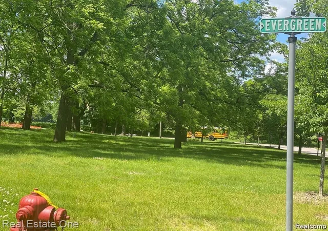 Homes for sale in Orchard Lake, MI | 5716 Evergreen Ave, Orchard Lake, MI 48324 | MLS# 60971947