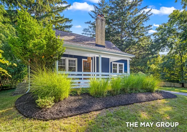Photo 3 of Sale Pending at 6291 Cascade Rd, Grand Rapids, MI 49546 | MLS# 70549176 | Listing updated on 2026-08-03