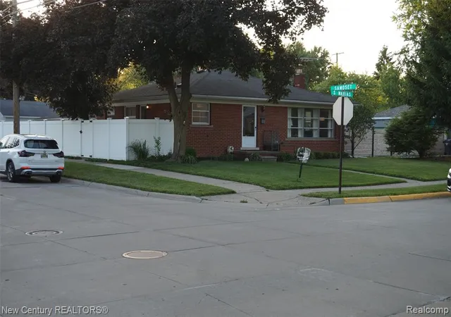 Homes for sale in Clawson, MI | 220 S Marias Ave, Clawson, MI 48017 | MLS# 60991437