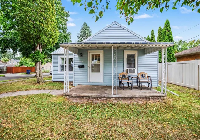 Photo 2 of Single family home for sale at 2004 28th St, Bay City, MI 48708 | MLS# 50219875 | Listing updated on 2026-09-17