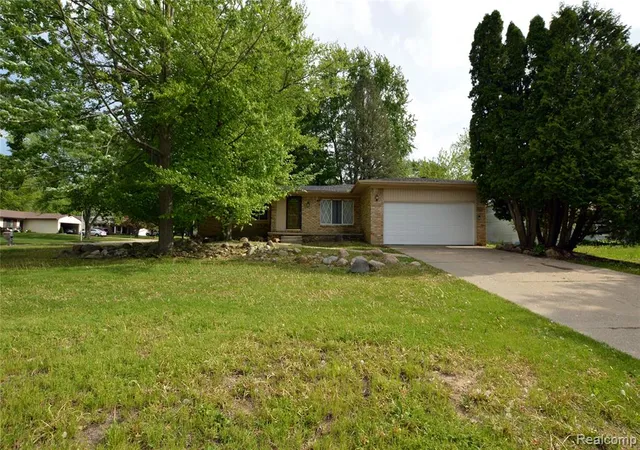 Homes for sale in Grand Blanc, MI | 5200 Wishing Well Dr, Grand Blanc, MI 48439 | MLS# 60994906