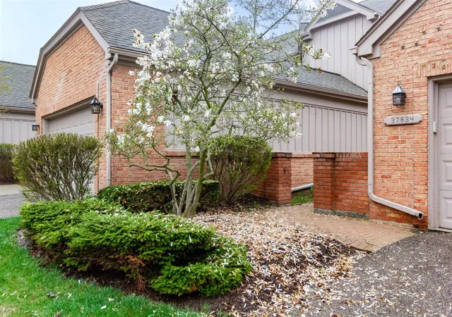 4th image of 37834 Siena Dr, Farmington Hills, MI 48331 | MLS# 70526655