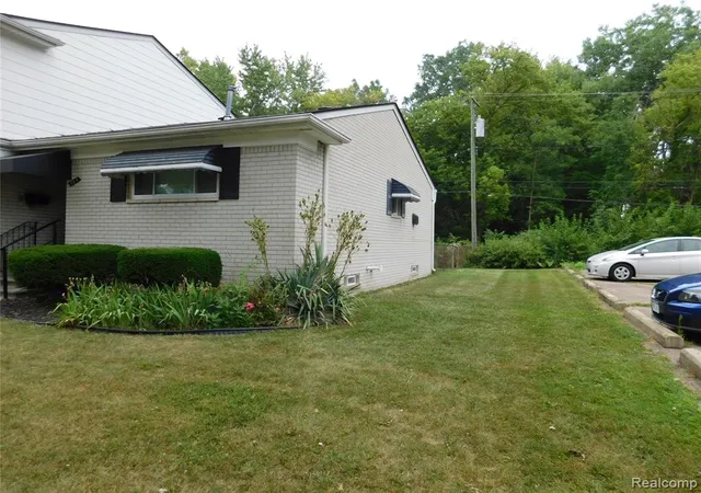 Photo 2 of Sale Pending at 154 S Christine Cir, Mount Clemens, MI 48043 | MLS# 61017090 | Listing updated on 2026-09-04