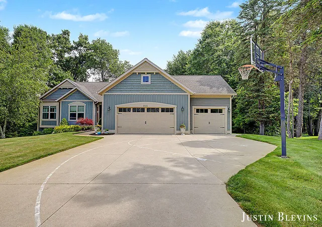 Homes for sale in Rockford, MI | 5515 Hagenvale Ct, Rockford, MI 49341 | MLS# 70543550