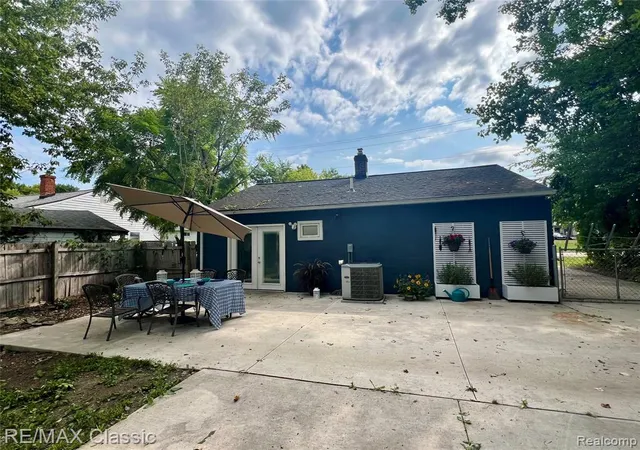 2nd image of 315 Common St, Walled Lake, MI 48390 3413 | MLS# 61023769