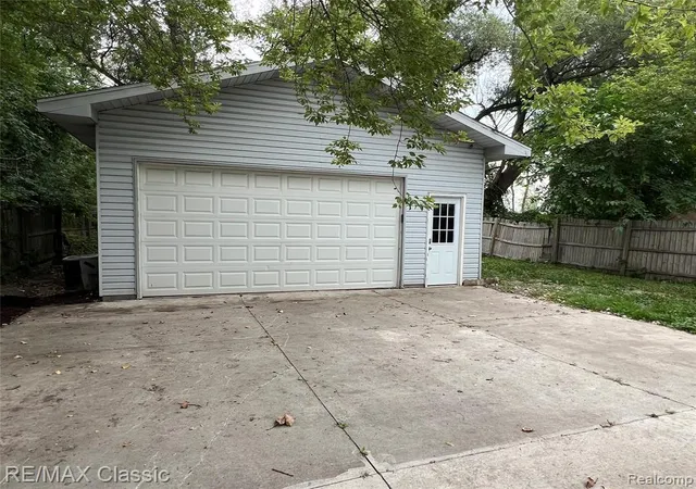 Photo 4 of Single family home for sale at 315 Common St, Walled Lake, MI 48390 3413 | MLS# 61023769 | Listing updated on 2026-10-01
