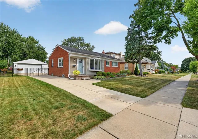 Photo 2 of Sale Pending at 4112 Durham Rd, Royal Oak, MI 48073 1980 | MLS# 61025133 | Listing updated on 2026-08-29