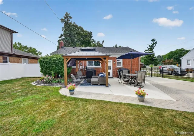 Photo 3 of Sale Pending at 4112 Durham Rd, Royal Oak, MI 48073 1980 | MLS# 61025133 | Listing updated on 2026-08-29