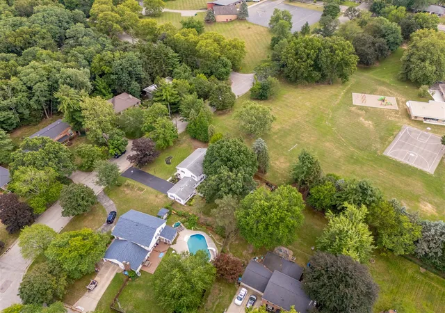 45th image of 2222 Aberdeen Dr, Kalamazoo, MI 49008 | MLS# 70553539