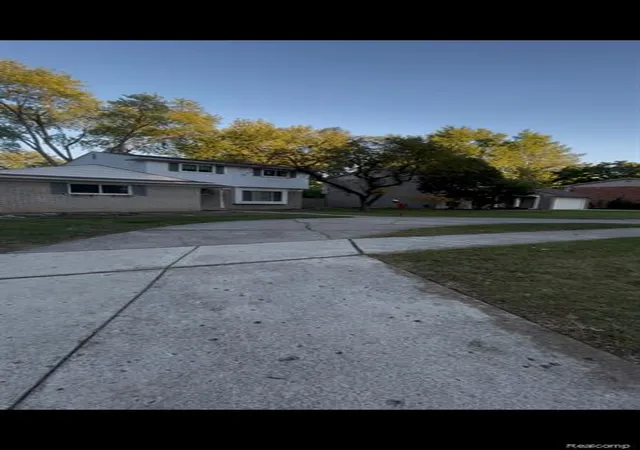 2nd image of 30050 Pleasant Trl, Southfield, MI 48076 | MLS# 60994837