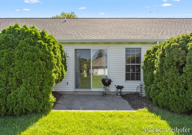 Listing Photo 2 - Condo for sale in building located at 2941 Willow Ter Ct, Holland, MI 49424 - Unit #46