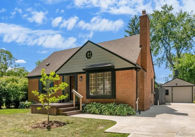 Photo 2 of Sale Pending at 1896 Banbury St, Birmingham, MI 48009 | MLS# 61015170 | Listing updated on 2026-08-25