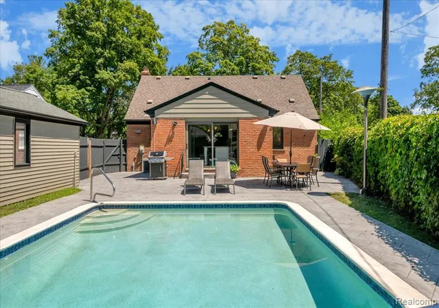 Photo 3 of Sale Pending at 1896 Banbury St, Birmingham, MI 48009 | MLS# 61015170 | Listing updated on 2026-08-25