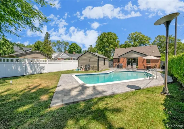 Photo 4 of Sale Pending at 1896 Banbury St, Birmingham, MI 48009 | MLS# 61015170 | Listing updated on 2026-08-25