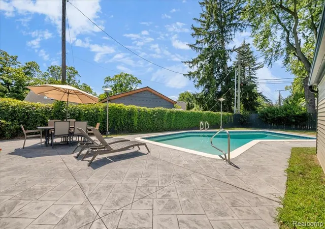 Photo 5 of Sale Pending at 1896 Banbury St, Birmingham, MI 48009 | MLS# 61015170 | Listing updated on 2026-08-25