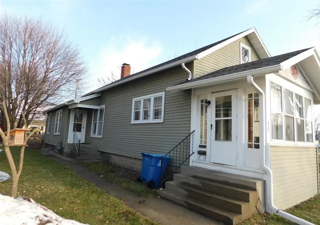 Homes for sale in Manistee, MI | 332 3rd St, Manistee, MI 49660 | MLS# 70509418