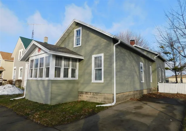 Homes for sale in Manistee, MI | 332 3Rd St, Manistee, MI 49660 | MLS# 70509418
