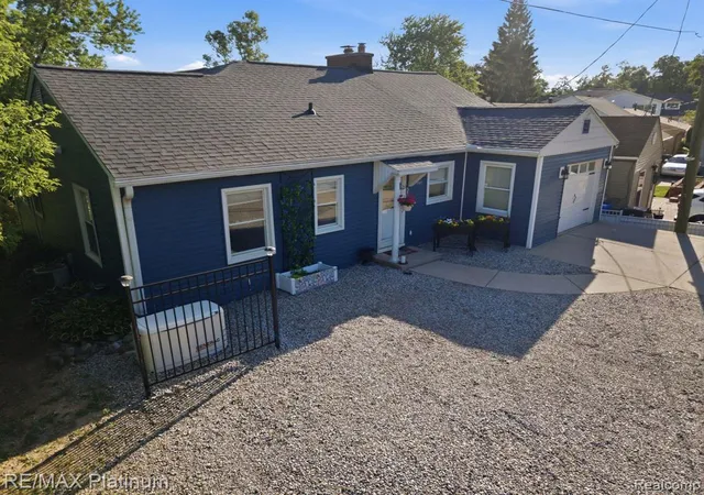 2nd image of 1612 S Hughes Rd, Brighton, MI 48114 | MLS# 61000874