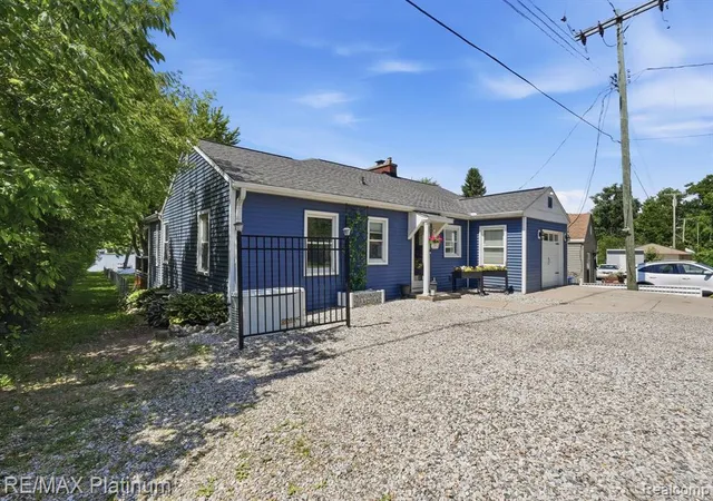3rd image of 1612 S Hughes Rd, Brighton, MI 48114 | MLS# 61000874