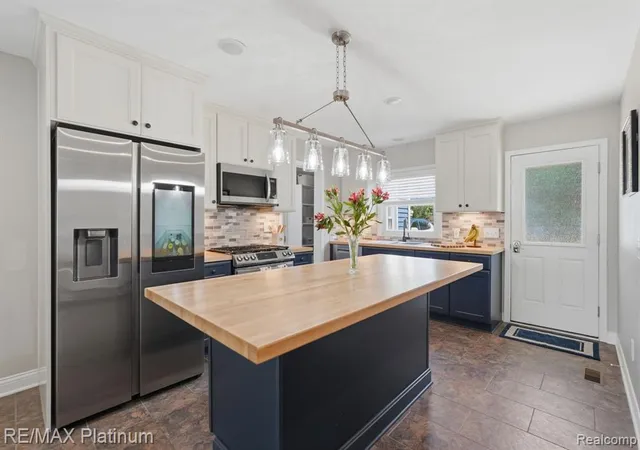 5th image of 1612 S Hughes Rd, Brighton, MI 48114 | MLS# 61000874