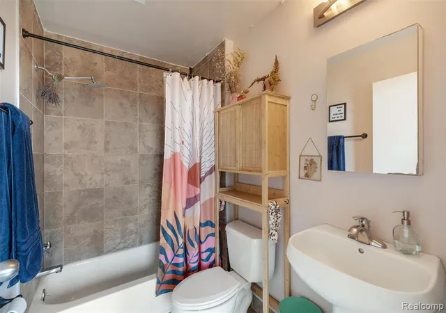 5th image of 6533 E Jefferson #312, Detroit, MI 48207 | MLS# 60983547