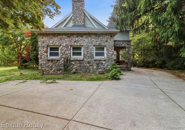 Photo 1 of Single family home for sale at 21085 Metroview Rd, Farmington, MI 48335 4842 | MLS# 61002564 | Listing updated on 2026-08-26
