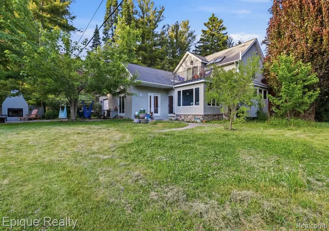 Photo 2 of Single family home for sale at 21085 Metroview Rd, Farmington, MI 48335 4842 | MLS# 61002564 | Listing updated on 2026-08-26