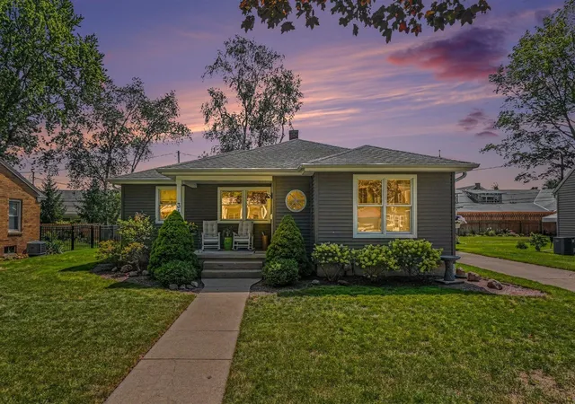 Photo 3 of Sale Pending at 34 E 30Th St, Holland, MI 49423 | MLS# 70555120 | Listing updated on 2026-08-30
