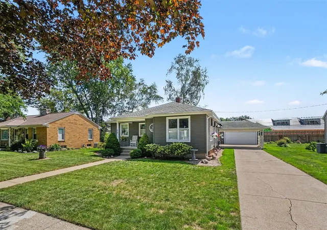 Photo 4 of Sale Pending at 34 E 30Th St, Holland, MI 49423 | MLS# 70555120 | Listing updated on 2026-08-30