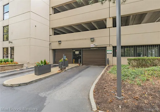 Listing Photo 2 - Condo for sale in building located at 5000 Town Ctr, Southfield, MI 48075 - Unit #2605