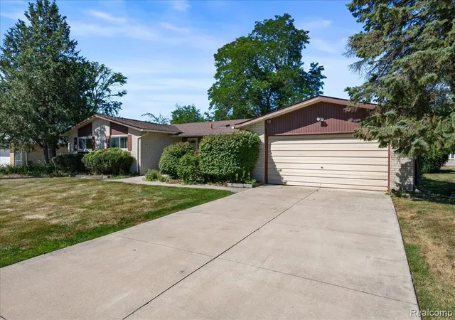 Photo 3 of Single family home for sale at 27957 Tavistock Trl, Southfield, MI 48034 2101 | MLS# 61024803 | Listing updated on 2026-09-12