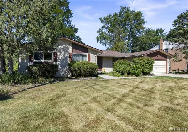 Photo 3 of Single family home for sale at 27957 Tavistock Trl, Southfield, MI 48034 2101 | MLS# 61024803 | Listing updated on 2026-09-12